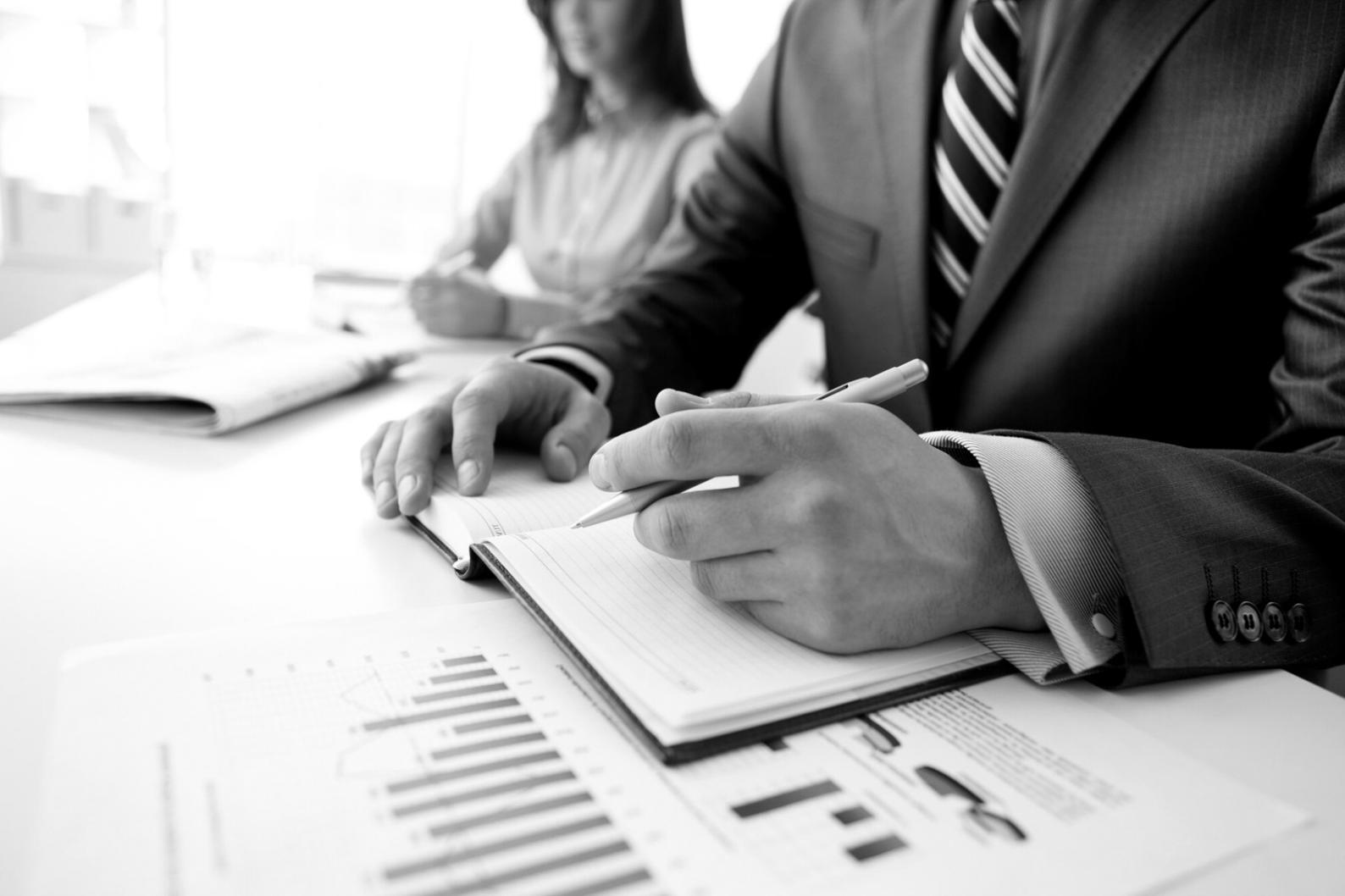 Equipo de lonarlolexee trabajando en asesoramiento financiero personalizado